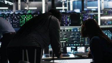 Veri merkezi çalışma arkadaşları ekipman performans sorunlarını tanımlamak için düğüm ağacı programını kullanıyor. Sunucu merkezi mühendislik ekibi çalışanları, hataları en aza indirmek için veri analizi grafiğini gözden geçirin, kamera B
