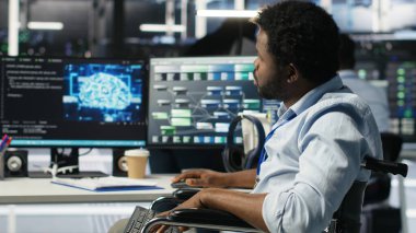 Mühendis, veri merkezindeki tekerlekli sandalyeyi sistem kapanma süresini en aza indirmek için yapay zeka ağacı yazılımı kullanarak kullanıyor. Sunucu merkezi çalışanı görsel programlama kullanarak performansı izliyor, kamera B