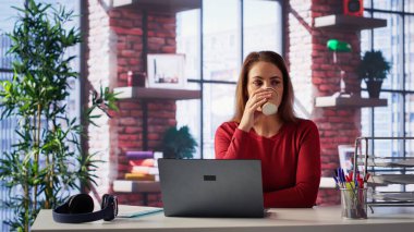 Masasında oturmuş araştırma kağıtlarını okuyan ev bilgisayarında birden fazla iş yapan sıradan bir kadın. Yetişkin dalışı profesyonel ya da kişisel gelişim konuları. Kamera A.