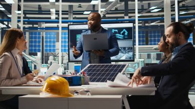 Fotovoltaik bitki araştırmacıları güneş hücrelerini zayıflıkları tespit etmek ve enerji üretimini iyileştirmek için değerlendiriyorlar. Güneş panelleri fabrika uzmanları daha iyi enerji emilimi için teknolojiyi optimize ediyorlar, kamera A