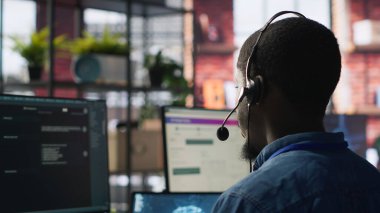 Müşteri merkezi uzmanı müşteriler için teknik çözümler üretmek için yapay zeka asistanı kullanır. Çağrı merkezi ajanı müşterilere adım adım rehberlik etmek için yapay zeka LLM sohbet robotu kullanıyor. Kamera A.