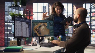 Mimari tasarım ekibi çift monitörler üzerine bir kat planı hazırlar, bilgisayar destekli tasarım araçları kullanır. Meslektaşlar dijital tasarım ve iç dekorasyon için yazılım kullanırlar. Kamera A.