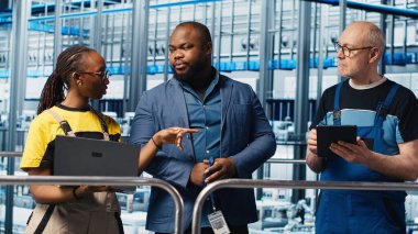 Photovoltaics akıllı fabrika kalite kontrol subayı sistem tasarımı ve güvenilirliğini denetliyor. Endüstri 4.0 güneş paneli üretim tesisi müfettişi çalışanlara geri bildirim sağlıyor, kamera A