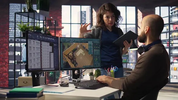 Mimari tasarım ekibi çift monitörler üzerine bir kat planı hazırlar, bilgisayar destekli tasarım araçları kullanır. Meslektaşlar dijital tasarım ve iç dekorasyon için yazılım kullanırlar. Kamera A.