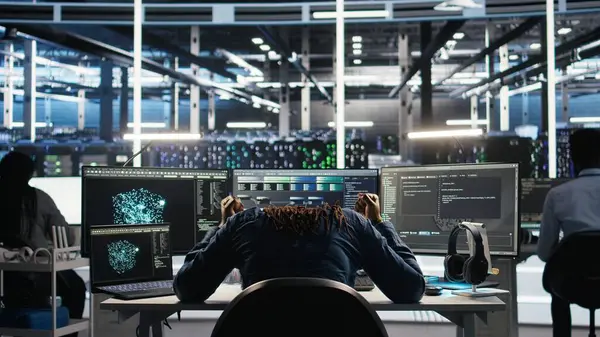 Arızalı düğüm ağacı yazılımı veri tabanlarını analiz ettiği için öfkeli veri merkezi yönetimi. İsabetli sunucu merkezi çalışanı, görsel programlama araçları performansı artırmıyor, kamera A