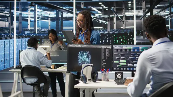 Yapılandırılmamış verileri kategorize etmek için yapay zeka algoritmaları ve düğüm ağacı sistemleri kullanan sunucu tarım mühendisliği ekibi. Veri merkezi bilişim uzmanları görsel programlama ve doğal dil işleme yazılımı kullanıyorlar, kamera A