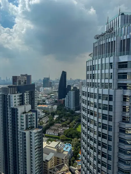 Şehir merkezinde, Bangkok 'un ortasında büyük pencereleri olan gökdelenler, nefes kesici mühendislik ve altyapısı olan kurumsal alanlar. Tayland 'da şehir manzarası.