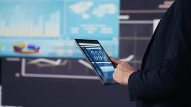 Modern işadamı verimli yönetim kararlarında finans modellerini geliştirmek için dijital grafikler ve analizler kullanır. Teknolojik zeka ve anlayış ile performansı optimize etmek. Kamera A.