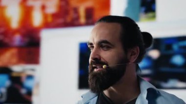 Erkek konuşmacı canlı sosyal medya etkinliği sırasında izleyicilerle tartışıyor, yenilik sergiliyor ve etkili web iletişimi sağlamak için gerçek zamanlı etkileşim gösteriyor. Çevrimiçi varlık. Kamera A.