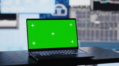 Boş iş sahasında krom anahtarı olan bir dizüstü bilgisayar ekranı, etkili karar verme ve strateji planlaması raporları ve bilgi grafikleri var. Yapay zeka beyni. Kamera A.