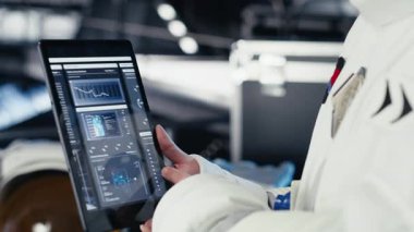 Uzay yolculuğundan önce kozmonotların görev planlarını incelemesi, insanlığın geleceğine hazırlanması. Uzay gemisindeki astronot, Dünya 'nın ötesindeki insan yaşamını desteklemek için gezegeni keşfeder.