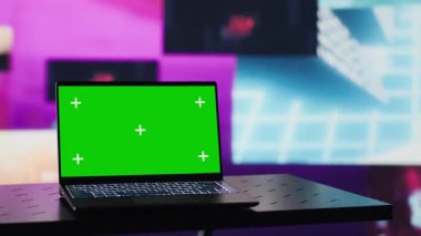 Karanlıkta parlayan renkli görüntüler, klipler ve ışıklar altında izole edilmiş bir fotokopi alanı görüntüsü olan boş bir ayar ve kentsel gece kulübü atmosferi yaratıyor. Kamera A.