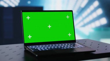 Kablosuz bilgisayar, renkli görsel sanat klipleriyle çevrili, karanlıkta parlayan ve kulüp atmosferini gösteren krom anahtar ekranı çalıştırıyor. Şehir ışıkları ve titreşimlerle dolu bir gece hayatı ortamı. Kamera A.