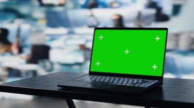 Chroma anahtar ekranı olan modern ordu komuta merkezi, savaş planlama için uydu izleme verileriyle oluşturulan savunma taktikleri. Küresel güvenlik operasyonları. Kamera A.