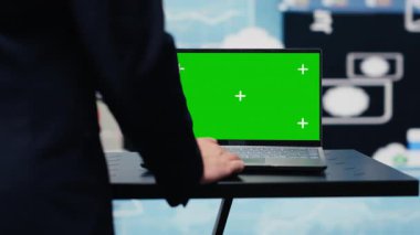 Performans ölçümlerini, finans grafiklerini ve yeni bir yatırım ve karar verme sürecine rehberlik edecek strateji araçlarını inceleyen kroma anahtar ekran genel müdürüyle. Uzun vadeli iş büyümesi. Kamera A.