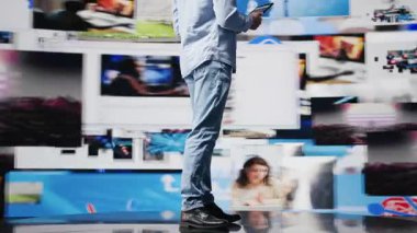 Genç modern insan akıllı telefon uygulamasına ve sosyal sayfalara odaklanmış, arkadaşlarına mesaj atıyor ve küresel erişime yönelik kalite içeriği yaratıyor. Web bağlantısında havalı bir adam. Kamera B.