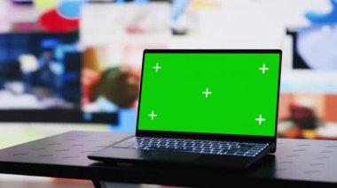 Sosyal medya web tasarım platformlarının yanında izole edilmiş krom anahtar ekran, eğilimlerin görsel temsili ve mobil etkileşim. Cihaz ve online bağlanma ile boş alan. Kamera A.