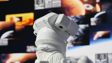 Uzay adamı, yıldızlarla ve galaksiyle çevrili kozmik bir yolculukta gerçeküstü keşifler sergiliyor. Kostümlü ve kasklı erkek astronot evrende, uzayda seyahat ediyor. Kamera A.