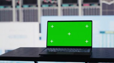 Fintech aylık raporlarının yanındaki dizüstü bilgisayarda izole edilmiş yeşil ekran şirket başarısı için bir strateji sağlıyor. Etkinliği artırmak için eğilim ve bilgi grafikleri gösteriliyor. Kamera A.