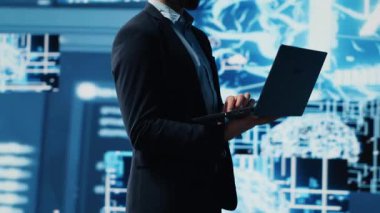 Genç girişimci, tahmin analitiği ve makine öğrenme algoritmalarını inceliyor. Dijital arayüz yenilik, kodlama, yapay zeka etiği ve platformların dönüşümünü yansıtır. Kamera A.