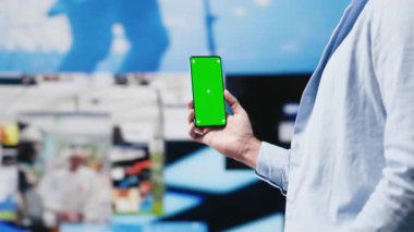 Genç yetişkinlerin elinde kroma ekranlı telefonlar var ve sosyal ortamlara bağlanıyor. Hayal gücünü ve modern e-ticaret yeteneklerini kullanarak insanlarla çevrimiçi bağlantı kuruyor. Eğlence. Kamera A.