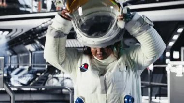 Neşeli astronot portresi kozmik koruma ekipmanları takıyor, uzayda insan genleşmesi yapıyor. Mars 'a yapılan insanoğlunun hayatta kalma seferi sırasında bilinmeyen dünyaların haritasını çıkaran ışıl ışıl kozmonot, kamera B