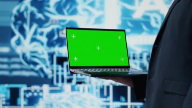 Genel müdür yapay zeka sinir ağlarının yanında krom anahtar dizüstü bilgisayar tutuyor, derin öğrenme ve sanal yardımcı otomasyonla çalışıyor. İş dünyası lideri bulut hesaplama sistemleri kullanıyor. Kamera A.