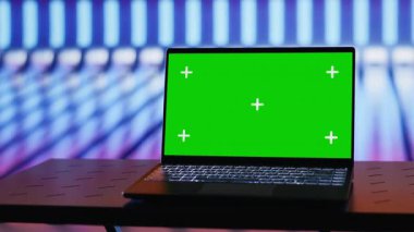 Canlı renkler ve yeşil ekran ekranlı boş parlayan neon ışıklı alan dijital model, kroma anahtar düzenlemeleri ve kentsel tarzda sanatsal görsel tasarım için fütüristik atmosfer yaratır. Kamera A.