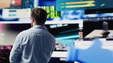 Bir internet kullanıcısının yüksek teknolojili internet yaşam tarzı gerçek zamanlı bildirimleri kontrol ediyor, takipçilerle etkileşimden zevk alıyor ve modern bir sosyal ağ bağlantısına yaratıcı içerik yüklüyor. Kamera A.