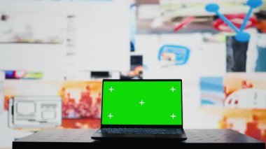 Sosyal medya web tasarım platformlarının yanında izole edilmiş krom anahtar ekran, eğilimlerin görsel temsili ve mobil etkileşim. Cihaz ve online bağlanma ile boş alan. Kamera B.