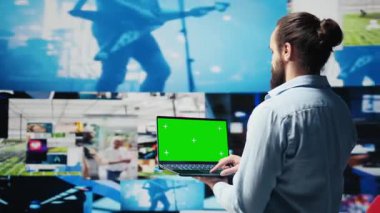 Sosyal platformlarda bilgisayar modeliyle bağlantı kuran sıradan bir genç adam, sosyal medya aracılığıyla online aktivitesinin ve etkileşiminin tadını çıkarıyor. Eğlenmek için insanlarla yakınlaşmak. Kamera B.