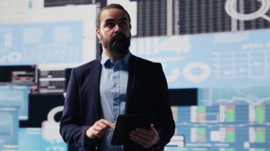 Sanal grafikler ve tahmin modelleriyle çevrili olan baş yönetici, iş büyümesini yönlendirmek için mali verileri ve görüşü kullanıyor. Performans sağlamak ve akıllıca kararlar vermek. Kamera A.