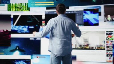 Sosyal medya platformlarına bağlanan E ticaret uzmanı, cep telefonu bağlantısıyla çalışan dijital bir dünyada yaratıcılık ve çevrimiçi ilişki ağı. Dijitalleştirme. Kamera B.