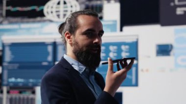 İcra kurulu başkanı, büyük veri analizi ve ekonomik tahminleri koordine etmek için telefon görüşmesi yapıyor. Gösterge panelinde bilgi grafikleri ve şirket performansına rehberlik etmek için modern ölçümler paylaşılıyor. Kamera A.