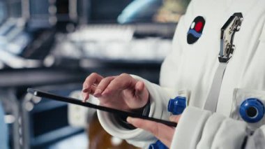 Astronot, uzay istasyonunun dışına çıkmadan önce yaşam destek sistemlerini izliyor. Kırmızı gezegene indikten sonraki görev parametrelerini doğrulayan Kozmonot, kamera B