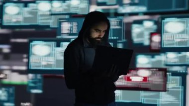 Siber suçun, erkek hacker 'ın sistem savunmasızlığını kullanması, programlama tekniği ve gözetlemeyi kullanarak dijital savunmaları geçersiz kılması ve bilgi sızdırmasıyla kavramsal temsili. Kamera A.