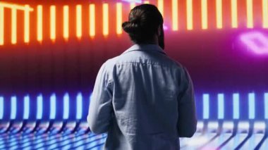 Parlayan neon ışıklarına parlak renklerle bakan sıradan bir genç, gelecekteki siber punk atmosferinin tadını çıkarıyor. Gece hayatı sahnesinde şehir tarzı ve yaratıcılığı gösteriyor. Kamera A.