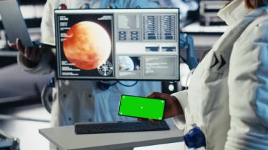 Uzay görevi sırasında izole ekran akıllı telefonunda astronot izleme sistemi teşhisi. Kozmik keşif sırasında model cep telefonu kullanan takım çalışması kozmonotları, kamera B