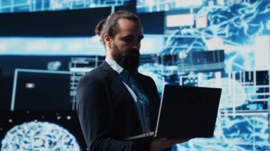 Teknoloji uzmanı yapay zeka araştırmaları ve sanal asistanlar ve veri işleme ile ilgileniyor. Genç mühendis bir sonraki dijital zeka dalgası için robotik ve algoritmik düşünme üzerine çalışıyor. Kamera A.