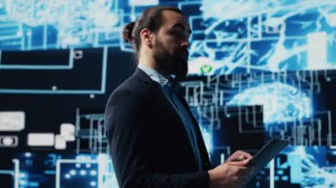 Girişimci torpido gözündeki yapay zeka sistemini incelemek için dizüstü bilgisayar kullanır, kodlama, analitik ve derin öğrenme için yüksek teknoloji veri görselleştirmesi kullanır. Stratejik büyüme. Kamera A.