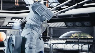 Astronot uzay gemisi kokpitine ekipman çantasıyla girer, uzay görevi sırasında yıldız haritalarını inceler. İnsanoğlunun hayatta kalma seferi sırasındaki deneysel gözlemlerin neşeli portresi, kamera B