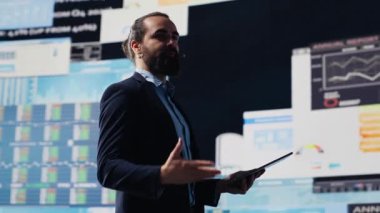 Motivasyon konuşmacısı ve işadamı katılımcı kalabalığa konuşma yapacak. Uzman, görünür mali tablolarıyla yatırım, iş planlaması ve girişimciliği kapsıyor. Kamera A.