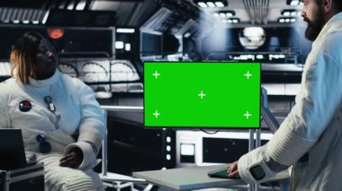 Yıldız gemisinde birlikte uçan araştırmacılar yeşil ekran monitörüne bakıp Mars 'ı keşfediyorlar. Kozmonotlar kırmızı gezegene inmeden önce işlevsel hazırlık için B kamerasını kullanıyorlar.