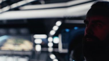 Yıldız gemisi astronotu, gözleri, yabancı gemiden gelen ışığı engelleyen kokpiti su basmasından koruyor. Tedbirli kozmonot, yaklaşan uzay istasyonu B kamerasıyla dünya dışı varlıkla ilk teması bekliyor.