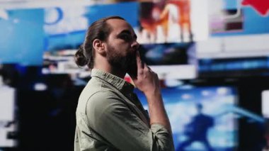 Modern bir sanal ağ ortamında canlı yayın etkileşiminin ve yaratıcı içeriğin tadını çıkaran, gerçek zamanlı bildirimleri yönlendiren bir trend belirleyicinin dijital yaşam tarzı. Çevrimiçi varlık. Kamera A.