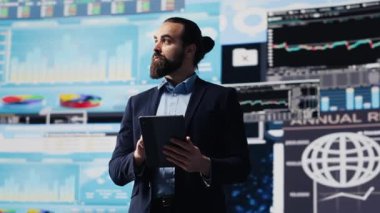 Genç girişimci, dijital araçlarla bilgi grafikleri ve fintech öngörülerini değerlendirirken şirket gelirlerini artırmak için bir strateji düşünüyor. Uzun vadeli başarısını ve büyümesini sağlıyordu. Kamera A.