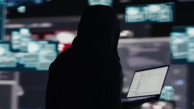 Kötü amaçlı yazılımlar ve virüslerle siber güvenliği tehlikeye atan profesyonel bir casus. Güvenli ağlara izinsiz sızma tehdidi. Bu da bizi kuantum tehdidine ve risklere götürüyor. Kamera A.