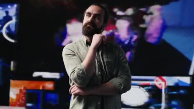 Sosyal medya platformlarında hayattan zevk alan başarılı bir genç, takipçi edinmedeki başarısını kutluyor ve sosyal ağların dijital dünyasına hükmediyor. Güçlendirme. Kamera A.