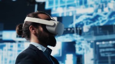 Yüksek teknoloji uzmanı nöral ağların yanında VR gözlükleri kullanıyor. AI beyin sistemi, öngörücü analitik ve sibernetik kullanarak makine öğrenimi yapıyor. Bulut hesaplama otomasyon araçları. Kamera A.