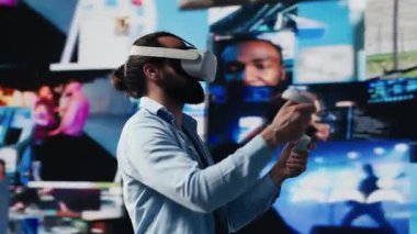 Yüksek teknoloji kullanıcısı sanal gerçeklik kulaklığını sosyal medya bağlantıları için suni zekayı gösteren 3 boyutlu bir web tasarımı için kullanıyor. Dijital dünya için hikaye anlatma üzerinde çalışan nüfuzlu biri. Kamera A.